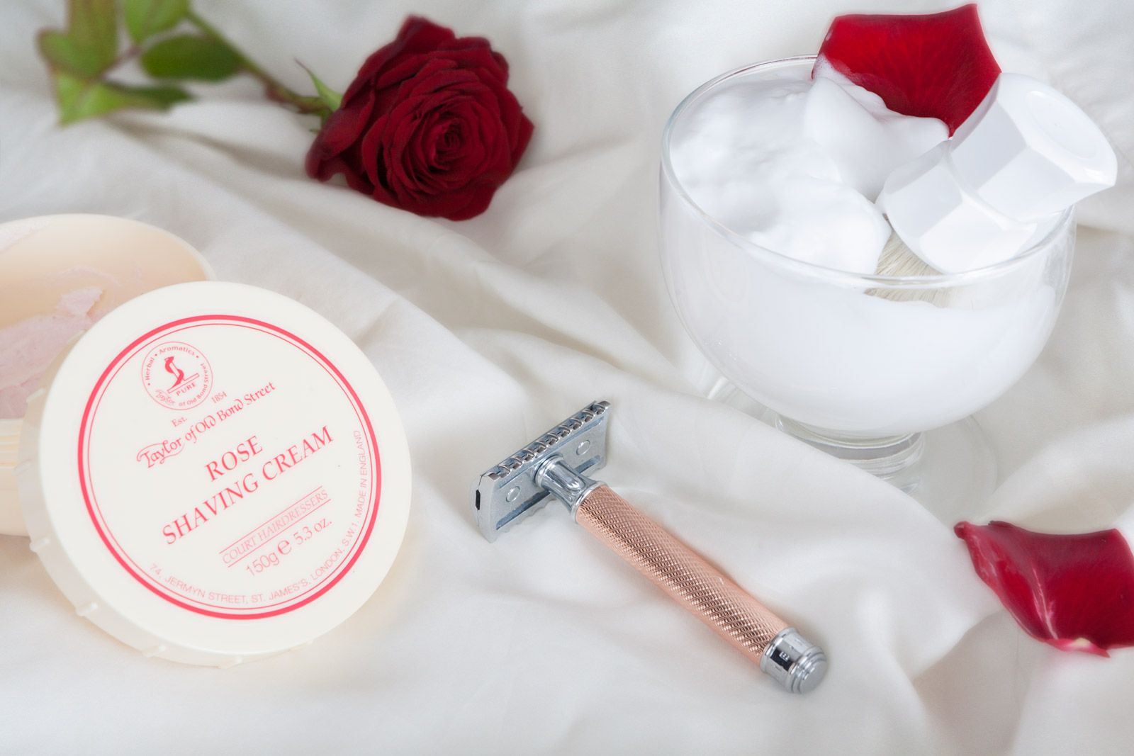 Wyrabianie piany z kremu Taylor of Old Bond Street Rose Shaving Cream