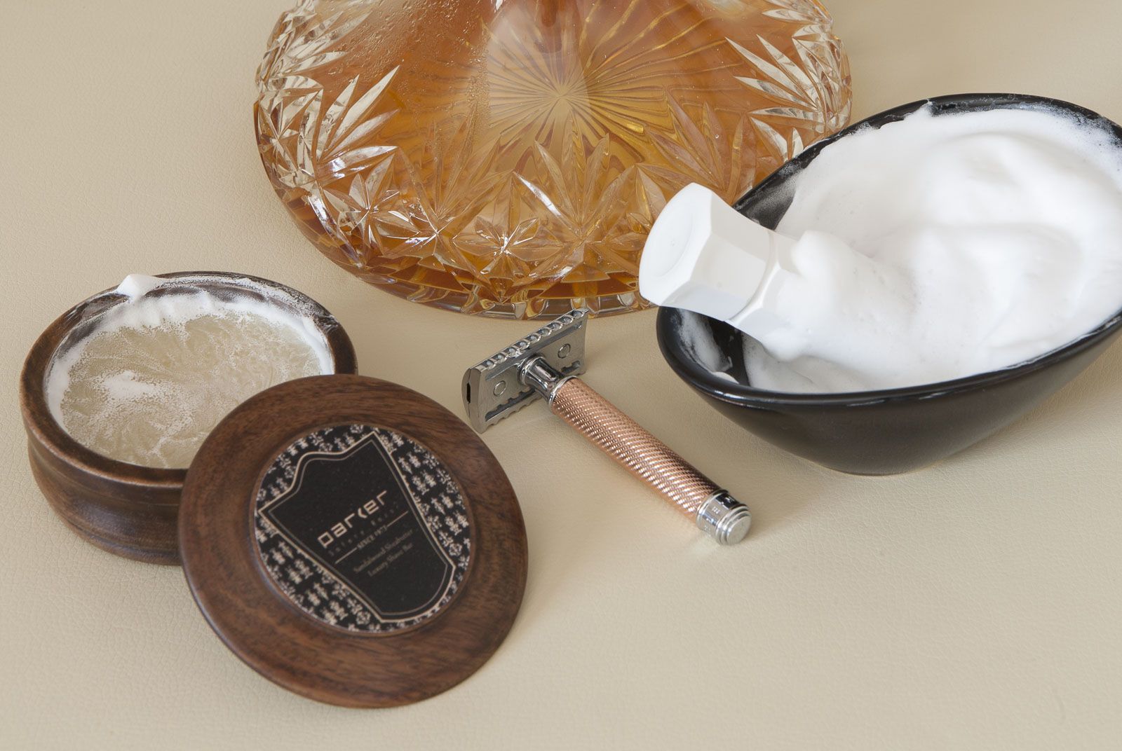 Wyrabianie piany z mydła Parker Sandalwood with Sheabutter Shaving Soap